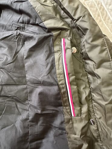 Пуховики и зимние куртки: Продаю 1) зимняя куртка размер 48 - 3000 сом 2) Деми куртка размер — 4