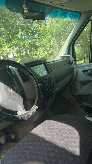 моноблоки мерс: Белый фургон Mercedes-Benz Sprinter, оснащенный черной радиаторной