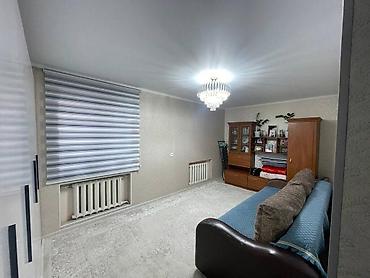 Продажа комнат: Дом 5 комн. - Большая гостиная: светлые стены с фактурными обоями — 2