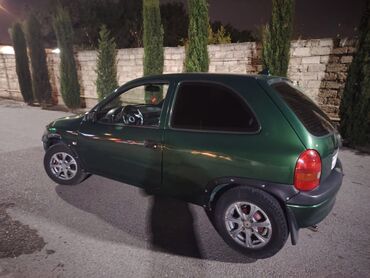 Digər avtomobillər: Yaşıllı rəngli 3 qapılı şəhər avtomobili Texniki və eksteryer: - — 7