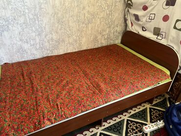 токмок стул: Односпальная кровать с деревянным каркасом коричневого цвета. Имеет