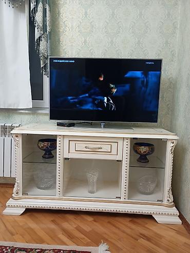 tv alti: Klassik üslubda salon mebel dəsti Tərkibi: - TV altlığı: krem-ağ — 2