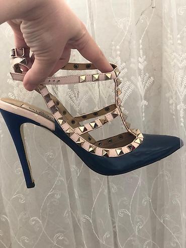 Məhsul: Qadın yüksək daban ayaqqabısı – T‑strap, stud detallı -