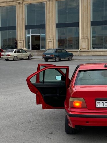 Digər Avtomobillər: Qırmızı rəngli sedan avtomobil Xüsusiyyətlər: - Korpus: 4 qapılı — 5