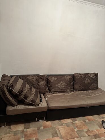 диван железный: Угловой диван, цвет - Коричневый, Б/у