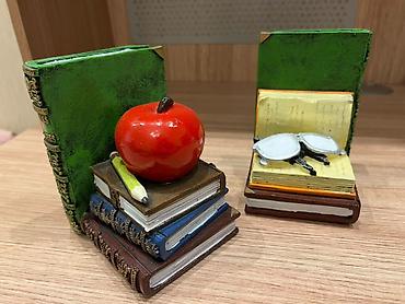 Digər idman və istirahət malları: Dekorativ kitab tutucu birlikde 20 azn biri 12 manat — 1