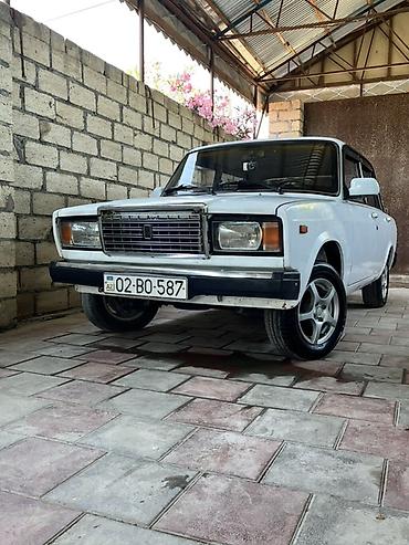 фольксваген поло л с: VAZ 2107, ağ rəng, sedan kuzov. Xüsusiyyətlər: - Rəsmi 4 qapılı — 3