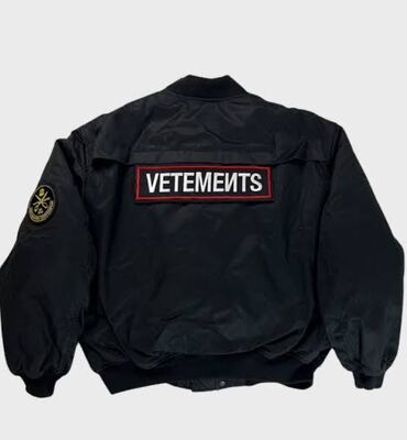 велюровая ветровка: Бомбер VETEMENTS, черный - Классический объемный крой с резинками на