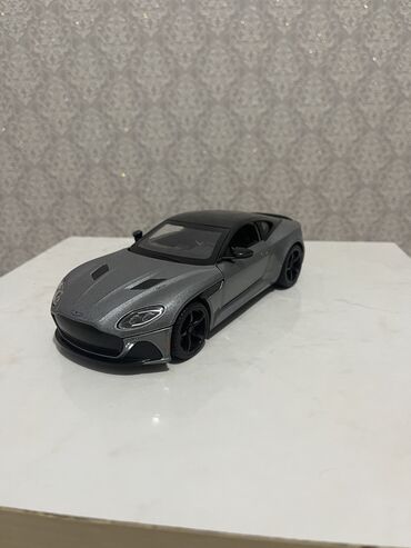 Avtomobil modelləri: Aston martin maşın modeli. 1:24 ölçüdədir. metrolara çatdırılma