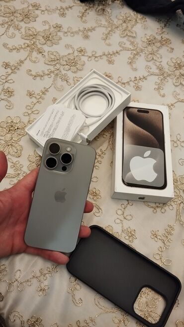 Apple iPhone: IPhone 15 Pro, Б/у, 256 ГБ, Natural Titanium, Зарядное устройство, Защитное стекло, Чехол, 100 %