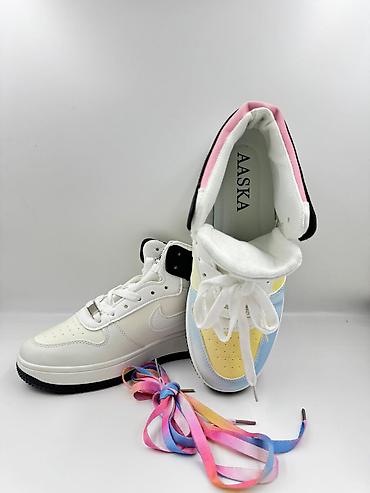 Кроссовки и спортивная обувь: Продаю оптом, качественная женская обувь. Разных моделей и размеров — 30