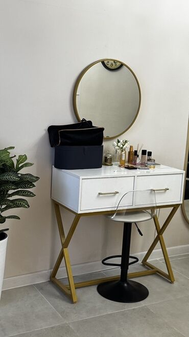 швея токмак: Сдается парикмахерское рабочее место в современном стиле. И столик для