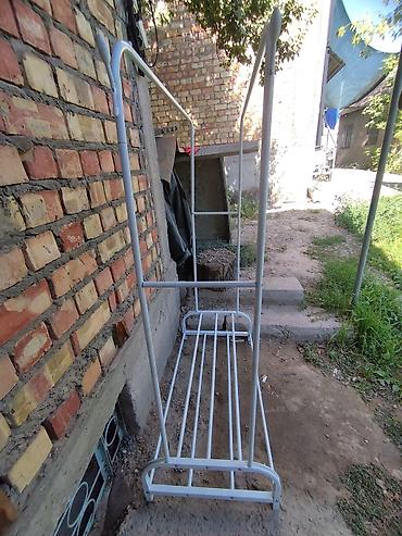 Бут кийим үчүн текчелер: Металлическая напольная вешалка-стойка с полкой для обуви/коробок — 1