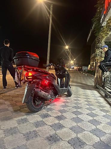 gilera runner: Скутер/максискутер спортивного стиля, черный цвет с красными акцентами — 3