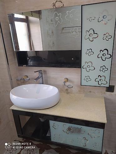 hamam ucun aksessuarlar: Hamam otağı üçün güzgülü dolab və çanaqlı lavabo komplekti. Komplektə — 1