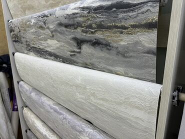 обои кирпич: Рулоны обоев с различными текстурами и узорами, доступные для выбора