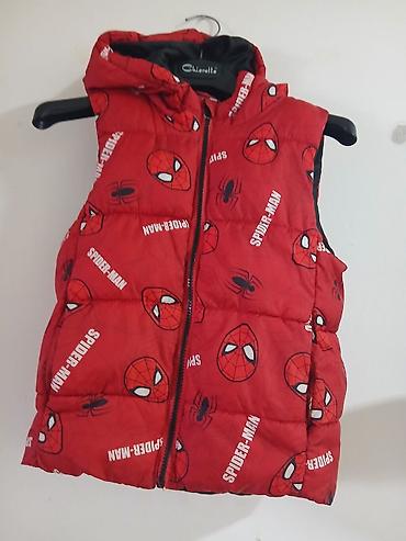 jednobojne pantalone: 122 Dečiji prsluk bez rukava sa kapuljačom – Spider‑Man motiv - — 1