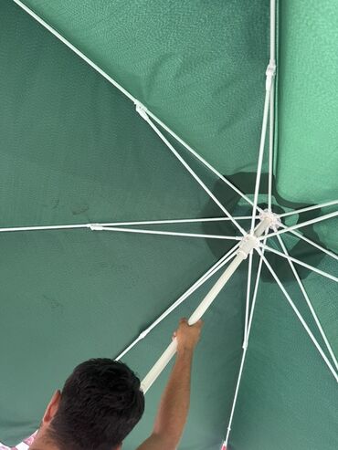 Bağ çətirləri: Yaşıl rəngli çətir, açıq havada istifadə üçün nəzərdə tutulmuşdur