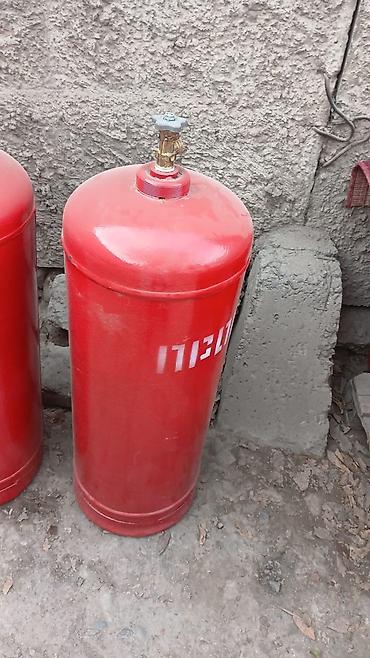 Газовый баллон красного цвета с вентилем. - Тип: баллон для