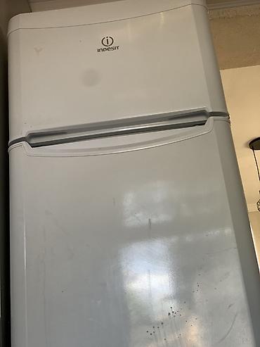 indesit: Холодильник Indesit, классический двухкамерный. - Верхняя морозильная — 2