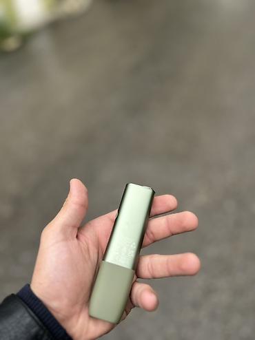 стайлеры для волос: IQOS ilıq tüstü cihazı – kompakt, zərif yaşıl-krem rəng sxemi ilə — 2