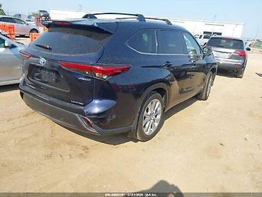inter: Toyota Highlander: 2023 г., Гибрид — 4