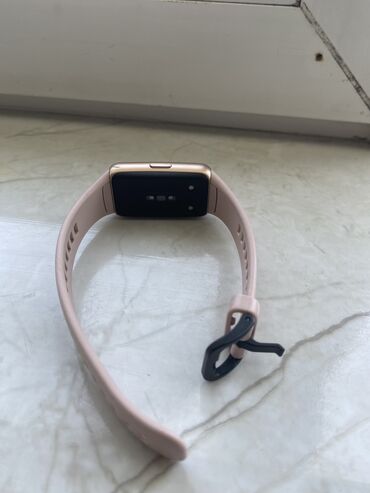 qadın qol saatları: Smart Saat satilir Huawei . Baha alinip. 40 manata satilir . Saat