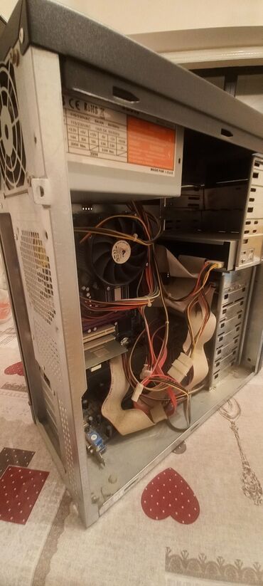 Korpuslar: Masaüstü kompüter korpusu – ATX midi-tower - Rəng: qara, ön hissədə — 6