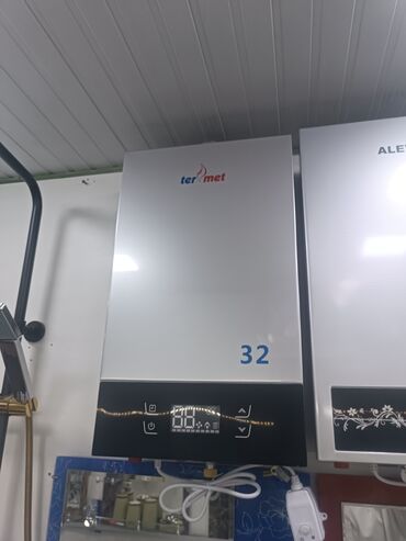 Kombilər: Termet markalı, divara quraşdırılan su qızdırıcısı. Ağ rəngdədir və