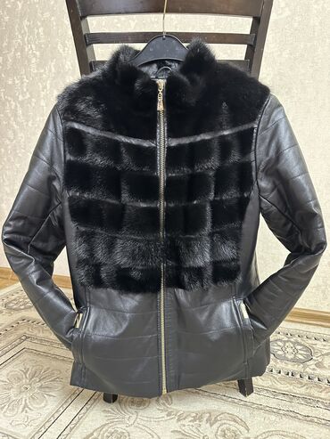 черная кожаная куртка: Натуральная кожа и мех норки
Утепленная, на сейчас 
Размер: 44-46