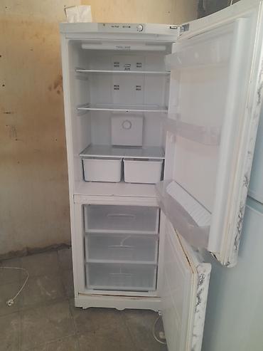 Soyuducular: İşlənmiş 2 qapılı Indesit Soyuducu Satılır, rəng - Ağ, Təkərli — 2