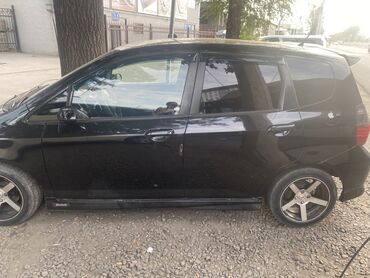 машина фит бишкек: Черный хэтчбек Honda Fit с пятидверным кузовом, обеспечивающим легкий