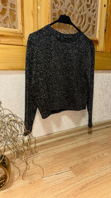 Миски: Qara rəngli, parıltılı qadın köynəyi/sviteri. - Material: elastik