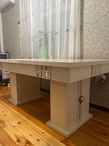 maşın kraskası: Ağ rəngdə zərif dizaynlı masa və yumşaq oturacaqlı kreslo dəsti -