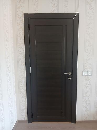Daxili otaq qapısı – tünd qəhvəyi rəngdə, müasir minimal dizayn. -