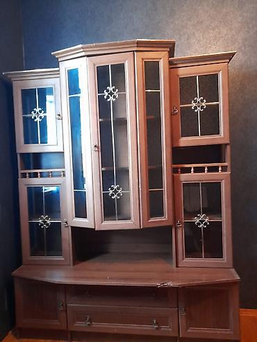 коридорный шкаф: Klassik üslubda böyük vitrin-dolap - Material: tünd qoz rəngli — 3