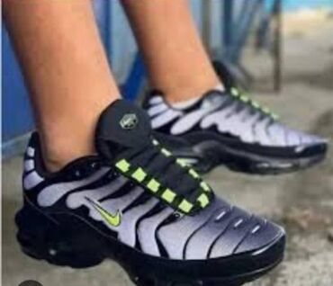 Patike: 25-36
3000 din
sd
szd — 8