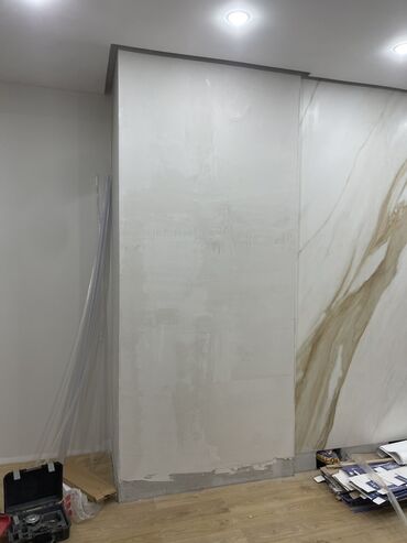 зеркальные наклейки: Зеркальная стеновая панель с декоративными фасетными вставками. -