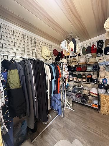 Коммерческая недвижимость: Срочно продаю торговую точку в селе Кызыл-суу. Есть красная книга,тех — 7