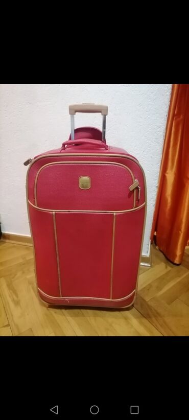 roze boje: Kofer CARPISA veći mislim da je od Skaja. Crvene boje oko 65 /40 /25