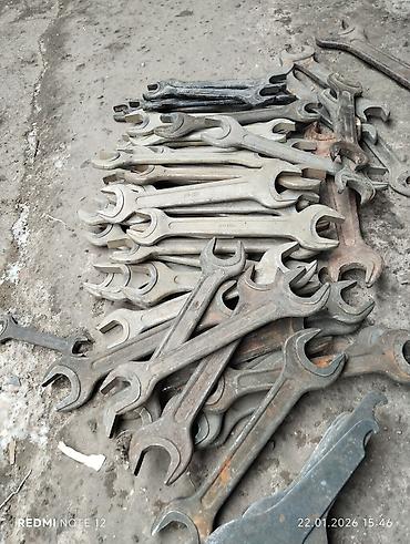 Инструменты для авто: Предлагается набор различных металлических гаечных ключей. В — 13