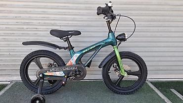 Детские велосипеды: Детский велосипед в синем цвете, оснащенный дополнительными боковыми — 16