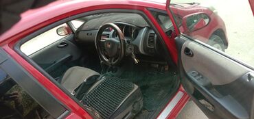 купить хонда степ в бишкеке: Красный хэтчбек Honda Fit с 5-дверным кузовом, идеально подходящий для