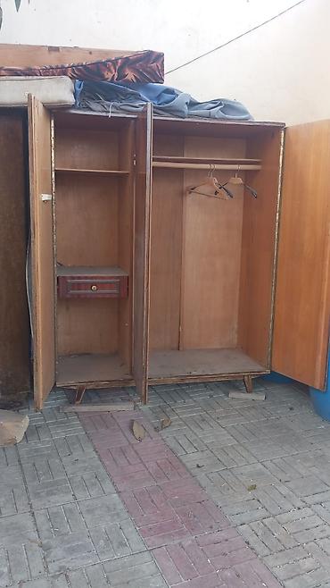 skaf paltar: Üç qapılı taxta paltar şkafı - Material: laklı təbii ağac (klassik — 1