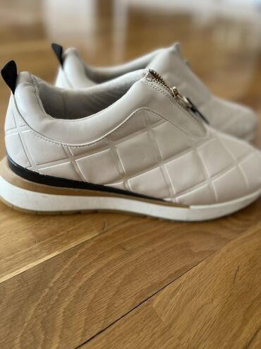 женские стеганные куртки: Məhsul: Qadın idman ayaqqabısı - Rəng: Açıq bej (light beige) - Üst