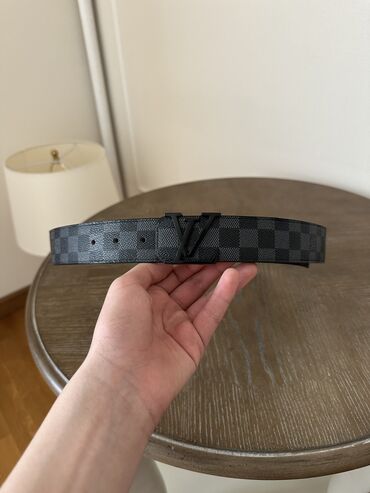 Ремни и пояса: Элегантный ремень Louis Vuitton с культовым узором Damier Graphite и