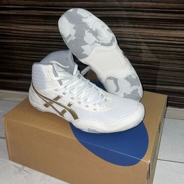 валейболный красовки: Борцовки Asics белого цвета с золотистыми полосками, идеально подходят