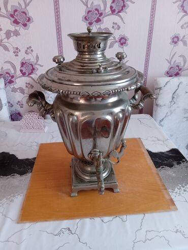 Мясорубки: Samovar 1950-ci ildən qalmadır. Gümüşü rəngli, yivli gövdəyə malik bu