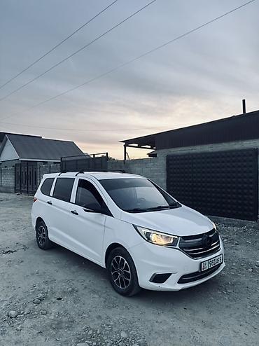 бид юань: Белый 7‑местный минивэн/универсал. Changan Auchan A600 EV Каропка — 3
