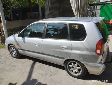 Mitsubishi: Минивэн Mitsubishi Space Wagon серебристого цвета. Автомобиль имеет